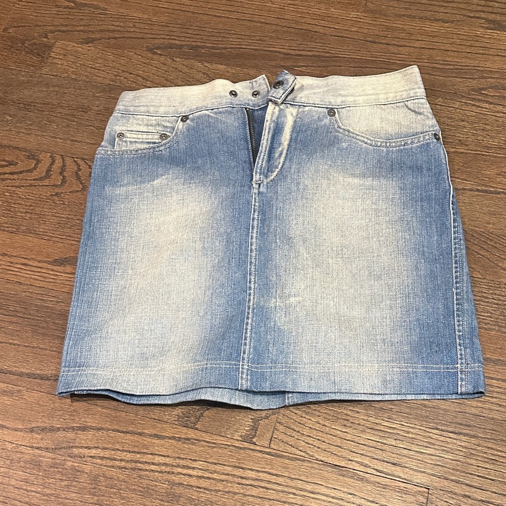 Brand new (no tags) vintage Ferre Jeans skirt size 24/38.